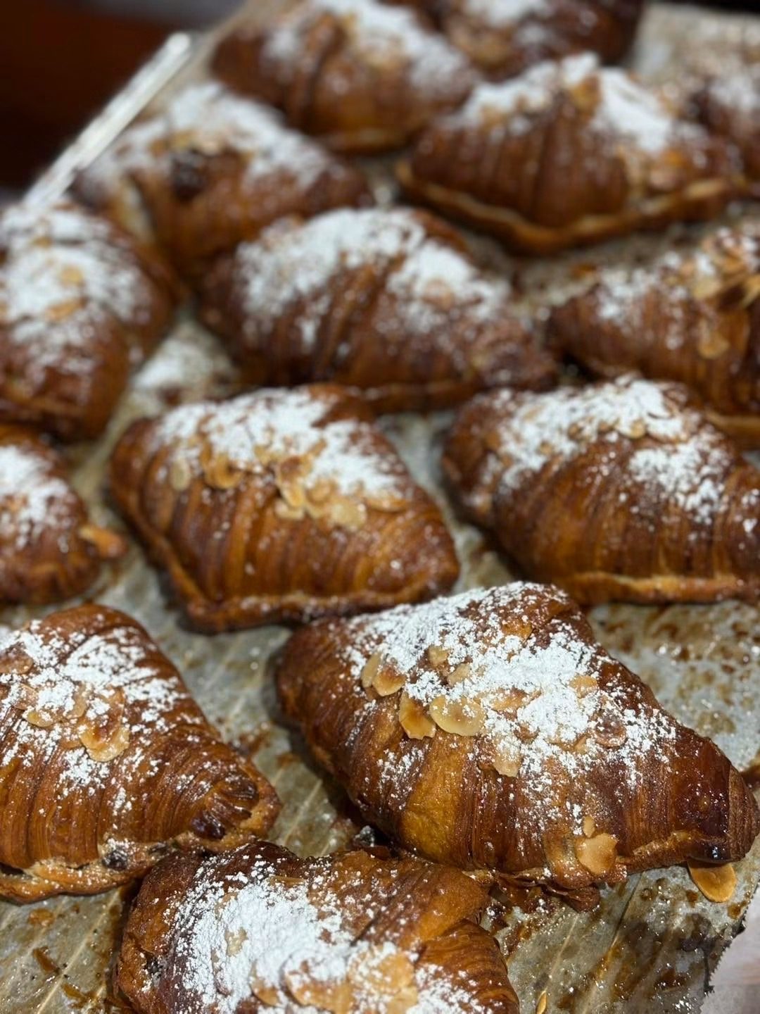 Croissants aux amandes dorés au sucre glace