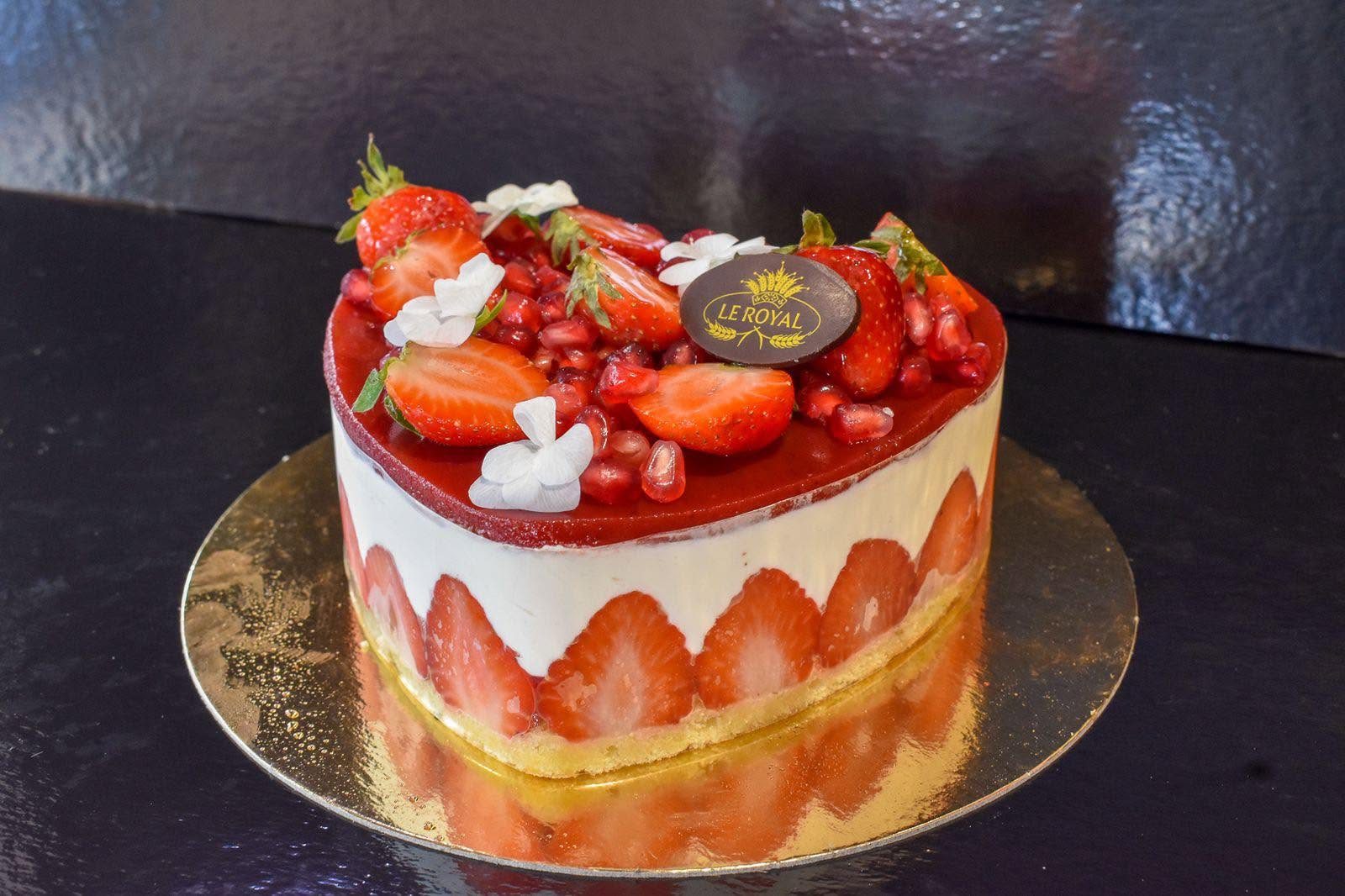 Fraisier en forme de cœur aux fraises fraîches